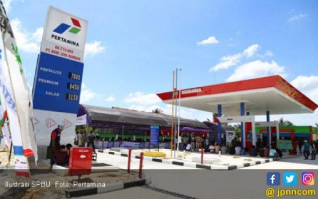 Tak mau Antre, Wanita Bergaun Biru Tampar Petugas SPBU