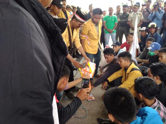Tepis Isu Politik, Massa Aksi Bakar Foto Tiga Paslon Bupati dan Wakil Bupati