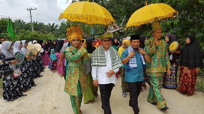 Terima Secarik Kertas Dari Ibu-ibu Sungai Langsat Rusli Tersenyum, Isinya Begini...