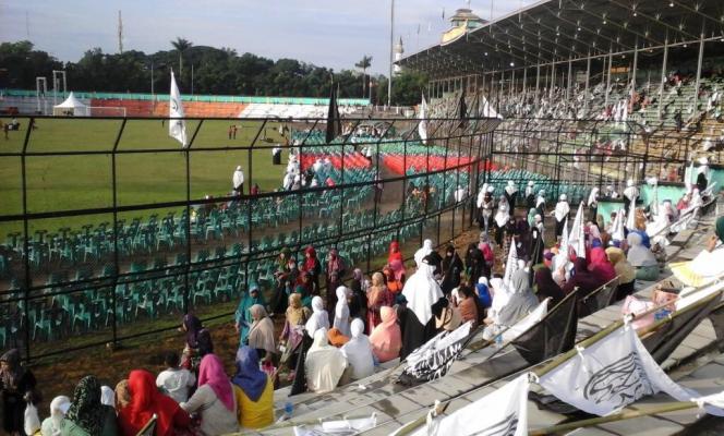 Bersama Umat Tegakkan Khilafah, HTI Sumut Padati Stadion Teladan Medan