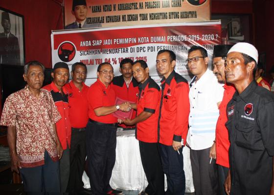 Khairul Anwar Serahkan Formulir Pendaftaran Balon Wako Dumai ke DPC PDIP