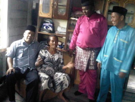 Irwan Tersentuh Melihat Kondisi Rumah Nenek Apsah