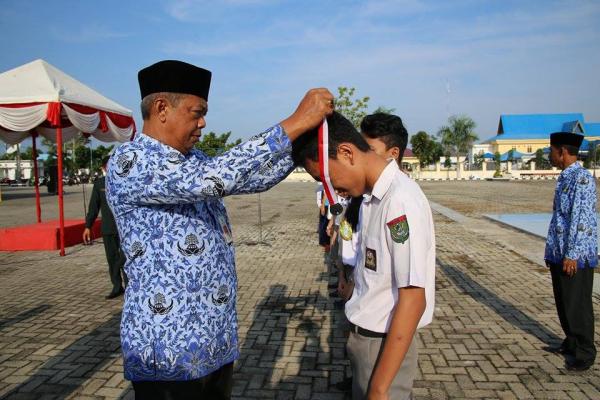 Pendidik dan Pelajar Terima Penghargaan dari Pemkab Meranti