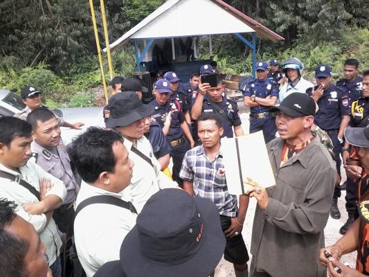 Security Arara Abadi Halangi Masyarakat yang Lagi Bawa Bibit Sawit