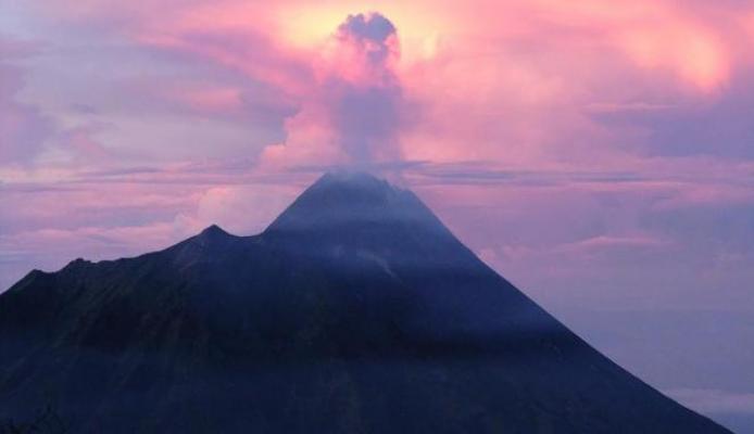 Strategi Tim SAR Evakuasi Mahasiswa Jatuh di Kawah Merapi