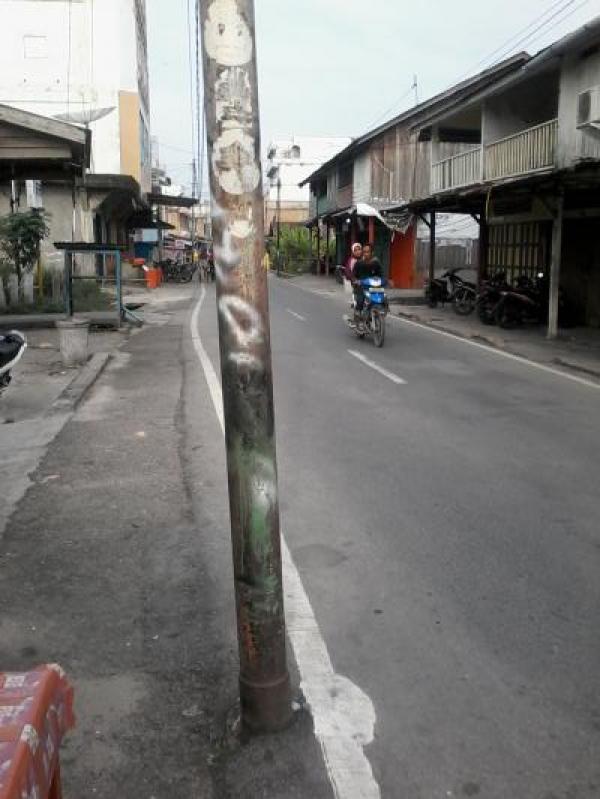 Tiang Listrik PLN di Sungai Apit Ancam Nyawa Pengguna Jalan