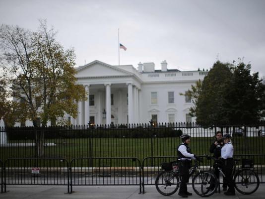 Ada Seorang Pria Acungkan Pistol ke Secret Service, Gedung Putih Ditutup