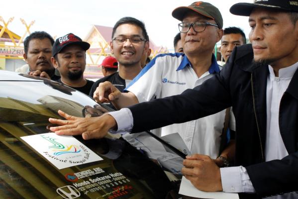 Ayat Cahyadi Pasangkan Stiker Festival Sungai Siak ke Kendaraan Masyarakat