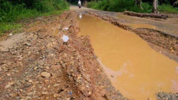 Kondisi Jalan Hangtuah Pasirpangaraian Rohul Rusak Parah