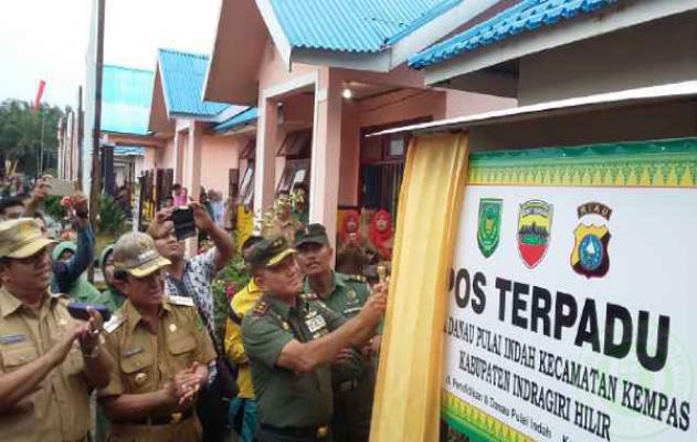 Meski Hujan, Masyarakat Kempas Inhil Tetap Antusias Sambut Kedatangan Mayjen TNI Lodewyk Pusung