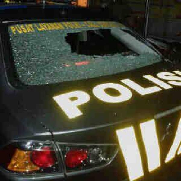Mobil Polisi Dilempari Batu Saat Penggrebekan Kampung Narkoba