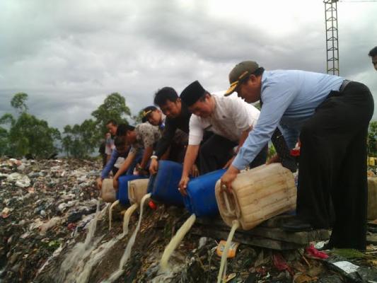 Puluhan Jerigen Tuak Dimusnahkan Kejari Tembilahan