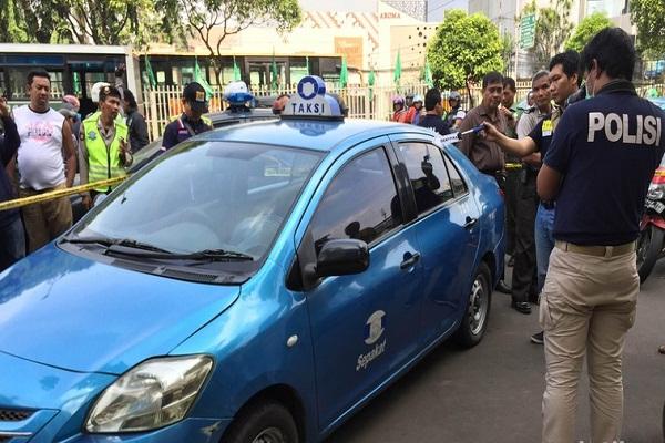 Seorang Supir Taksi Tewas di Dalam Mobil  