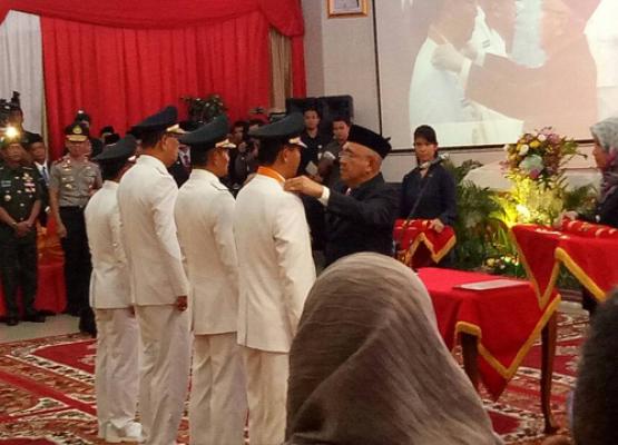 Bupati Kampar Terlalu Tinggi, Membuat Tertawa Undangan Saat Gubernur Riau Kesulitan Menyematkan Tanda Jabatan