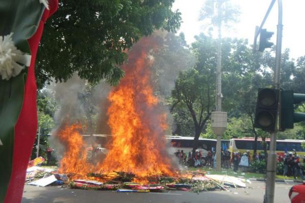 Menumpuk, Karangan Bunga Ahok-Djarot Dibakar Buruh