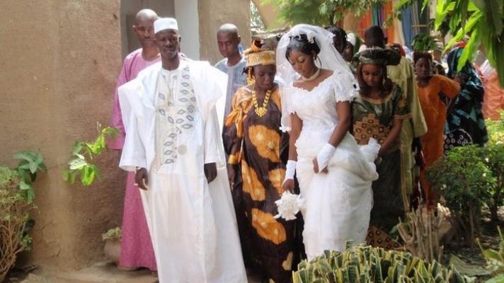 5 Tradisi Aneh Pernikahan di Afrika, Pengantin didampingin Untuk Malam Pertama