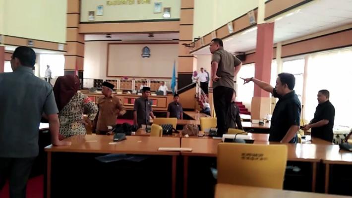 Anggota DPRD Bone Naik Meja Saat Rapat: Kurang Ajar Semua Ini!