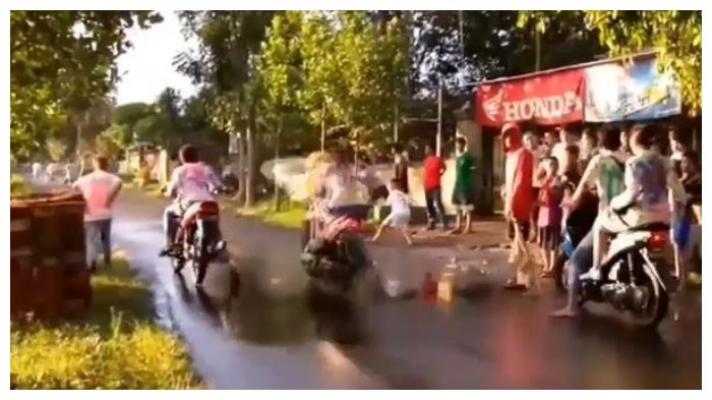 Beredar Video Rombongan SMA Disiram Air Sawah oleh Warga saat Rayakan Kelulusan dengan Konvoi Motor