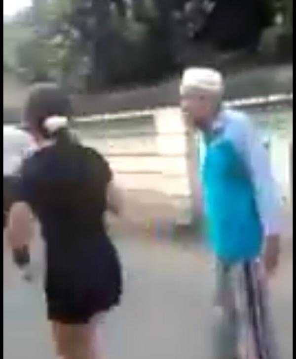 Cewek Dipersekusi Lantaran Pakai Celana Pendek, Ada yang Bawa Bambu ini Videonya