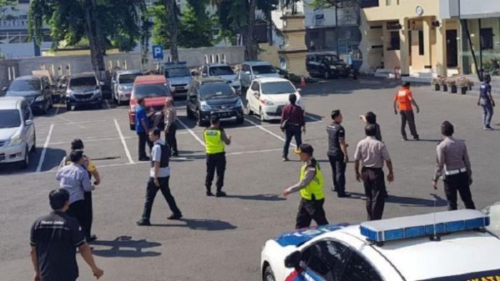 Detik-detik Polisi Selamatkan Bocah yang Diduga Anak Pelaku di TKP Ledakan Bom Polrestabes Surabaya