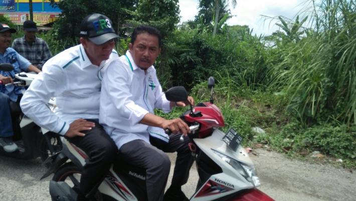 Diboncengi Naik Motor, Firdaus Tinjau Pembangunan Turap di Sungai Sialang