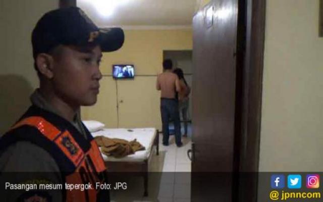 Duh, Bu Guru PNS Ketahuan Mesum dengan Mantan Siswanya