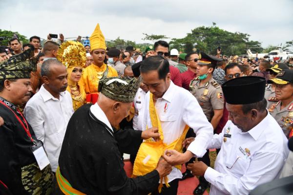 Jokowi ke Bagan Batu, langsung disambut sesepuh LAM Bagan Sinembah dengan Tanjak serta Selempang Kuning