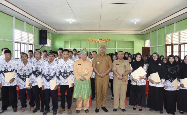 PENYERAHAN SK HONORER SECARA SIMBOLIS OLEH Pjs.BUPATI RUDYANTO