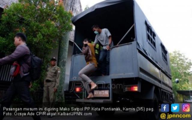 Panik Ada Razia di Kos, Mahasiswi Bergegas Lilitkan Handuk