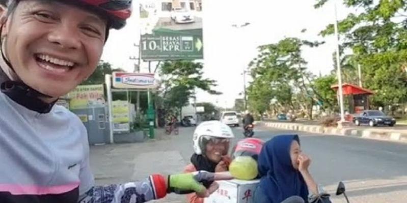 Pengendara Motor Ini Lebih Sayang Jeruk daripada Kepalanya
