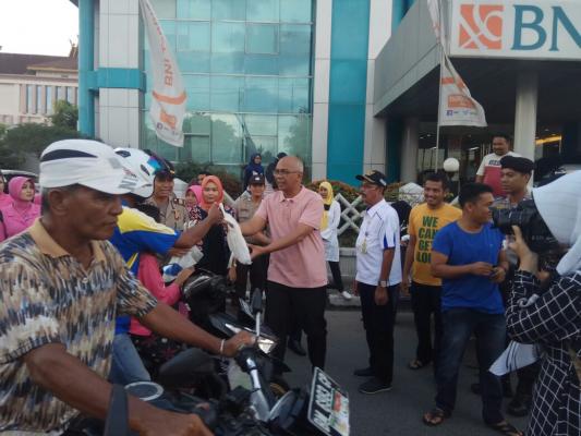 Pjs Bupati H Rudyanto turun lapangan membagikan takjil kepada masyarakat.