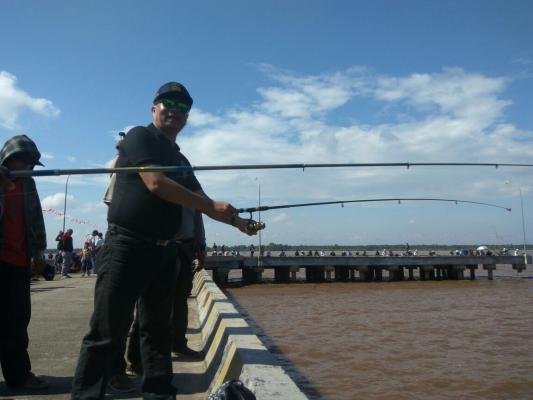 Plh Asisten III Setdakab Inhil Buka Festival Mancing Udang Galah di Parit 21 Tembilahan
