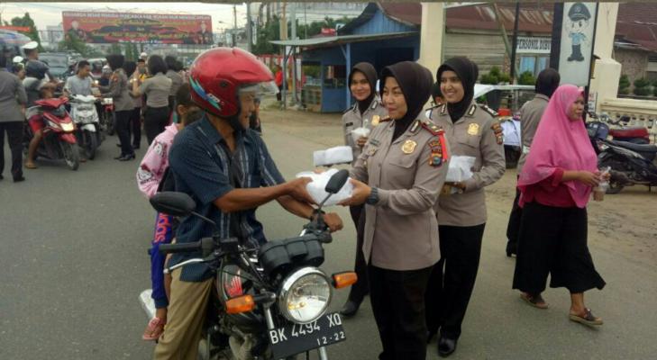 Polsek Bagan Sinembah Dan Jamaah Masjid Asy Syafii  Bagikan 500 Takjil Dan Nasi Kotak Kepada Pengendara