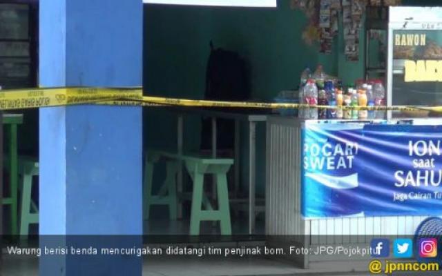 Pria Ini Kebingungan Tasnya Diperiksa Tim Penjinak Bom