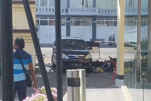 Rekaman CCTV: Motor Paksa Masuk ke Mapolrestabes Surabaya lalu Meledak di Depan Polisi
