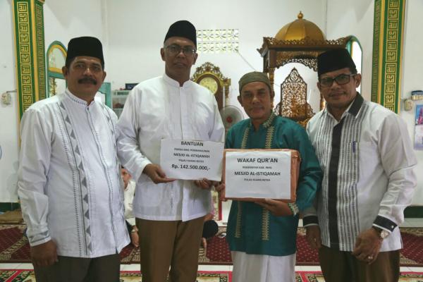 Safari Ramadhan, Pjs Bupati Inhil Serahkan Bantuan Pembagunan Mesjid