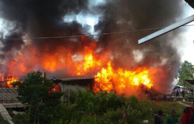Sijago merah menghanguskan 3 unit rumah di pulau burung.