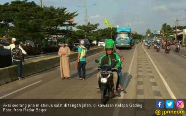 Video Heboh! Pria Misterius Salat di Tengah Jalan