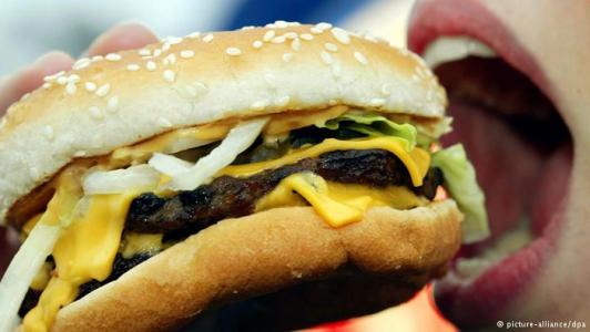 Hamburger Sebabkan Kanker Payudara?