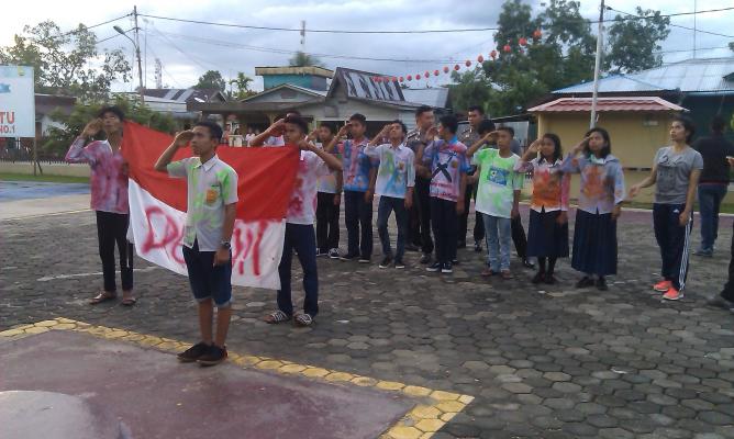 Pelajar SMP Merayakan Kelulusan Dengan Mencoret Bendera Merah Putih