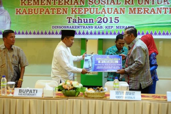 Bantu Masyarakat KAT, Bupati Meranti Terima Dana 1.7 M Dari Kemensos RI