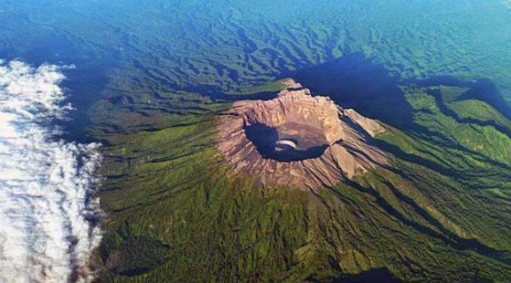 Gunung Raung Keluarkan Dentuman