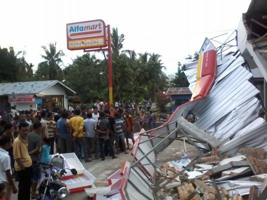 Kanopi Alfamart Roboh, 3 Unit Kendaraan Rusak
