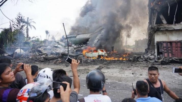 Korban Tertimpa Pesawat Sulit Dikenali