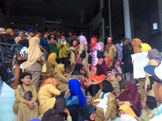 Ratusan Guru Seruduk Kantor DPRD Pekanbaru
