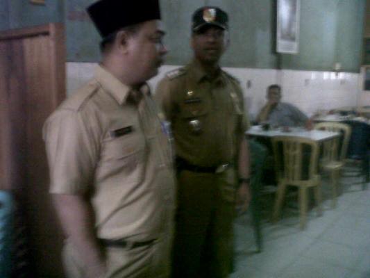 Tim Yustisi Sita Puluhan Kursi dan Izin Kedai Kopi