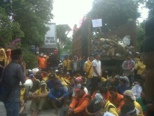 Belum Juga Digaji, Ratusan Petugas Kebersihan Kembali Datangi Kantor Walikota Pekanbaru