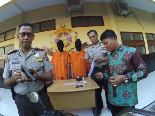 Dua Remaja Ditangkap Karena Curi Pistol Polisi Saat Shalat Tarawih