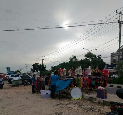 Jalur Lambat Kembali Jadi Tempat Jualan, Pemko Pekanbaru Dikritik