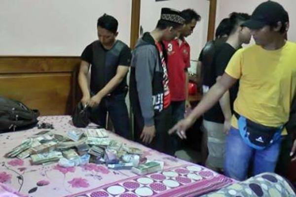 Polisi Grebek Rumah Tempat Cetak Uang Palsu Untuk Diedarkan Bulan Ramadhan